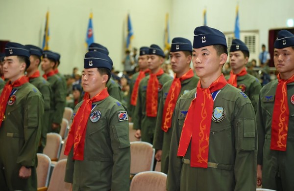 ▲ '빨간 마후라'를 목에 걸고 결의에 차있는 신임 조종사들의 모습.ⓒ공군