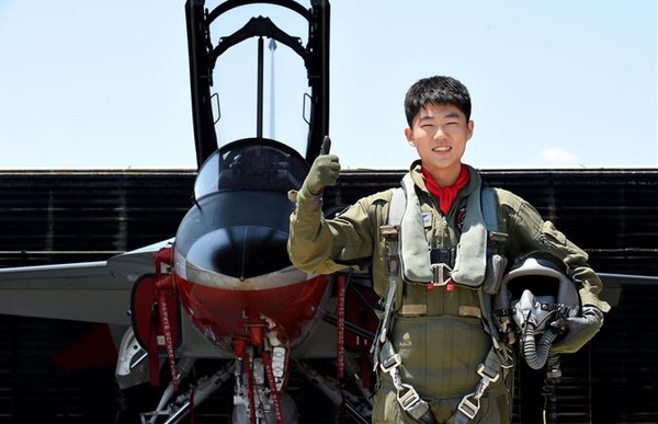 ▲ 6·25 참전용사 조부의 뜻을 이어받아 공군 조종사가 된 권기수 중위가 고등훈련기 T-50을 배경으로 포즈를 취하고 있다.ⓒ공군