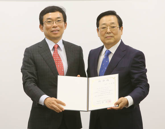 ▲ 이승철 전경련중소기업협력센터 이사장(左)이 남기재 신임 중소기업경영자문봉사단 위원장에게 임명장을 수여한 후 기념촬영을 하고 있다. ⓒ전경련