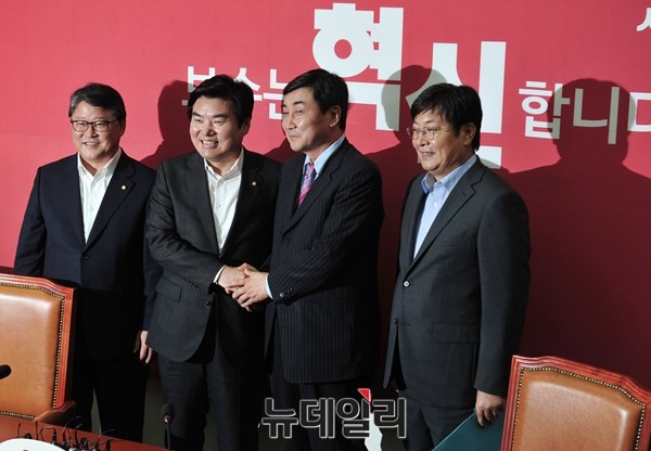 ▲ 새누리당·새정치민주연합 원내지도부가 21일 2+2 회동을 앞두고 손을 맞잡은 가운데, 새누리당 원유철·새정치연합 이종걸 원내대표의 등 뒤로 그림자가 드리워 있다. ⓒ뉴데일리 이종현 기자