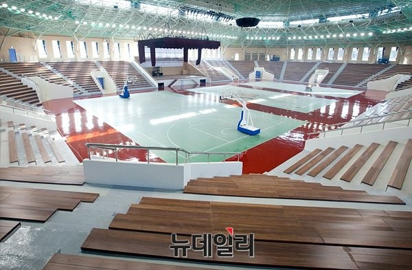 ▲ 충남 논산훈련소에 위치한 대규모 다목적 강당 '연무관'의 내부 모습이다. ⓒ육군