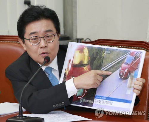 ▲ 새정치민주연합 전병헌 최고위원이 22일 국회에서 열린 최고위원회의에서 최근 자살한 국정원 직원의 마티즈 차량 번호판 색상과 도로 CCTV에 촬영된 차량의 번호판 색상이 다르다고 주장하고 있다. ⓒ연합뉴스