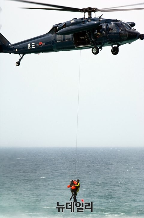 ▲ 항공구조사가 헬기를 이용해 조난된 조종사를 구조하고 있다. ⓒ공군