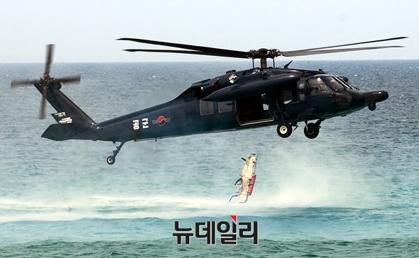 ▲ 헬기를 이용해 조난된 조종사를 구조하는 모습이다. ⓒ공군