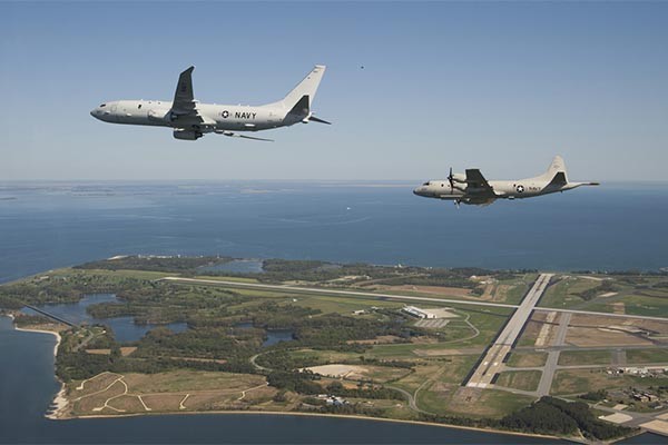 메릴랜드州 팩스강 위를 비행 중인 P-8A 포세이돈과 P-3C 오라이언 대잠 초계기 ⓒ위키피디아 공개사진.