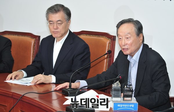 ▲ 새정치민주연합의 창당 60주년 기념사업추진위원회 자문위원회의가 22일 열린 가운데, 권노갑 상임고문이 문재인 대표 옆자리에서 모두발언을 하고 있다. 권노갑 고문은 이날 모두발언에서 지난 대선의 패배를 언급하기도 했다. ⓒ뉴데일리 이종현 기자