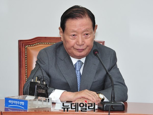 ▲ 새정치민주연합 김원기 상임고문이 22일 열린 창당 60주년 기념사업추진위원회 자문위원회의에서 최근의 신당 창당 움직임에 대해 가슴 아픈 심정을 토로하며, 당을 이끌고 있는 사람이 책임감을 느껴야 한다고 촉구했다. ⓒ뉴데일리 이종현 기자