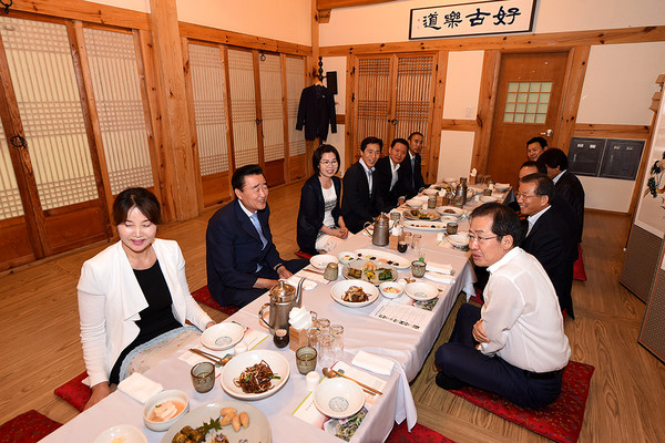 ▲ 홍준표 도지사가 21일 김해지역 경제인들과 만나 격의없는 간담회를 갖고 있다. 김해시 ⓒ뉴데일리