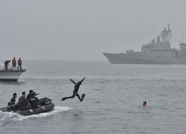 ▲ 해군은 22일 동해 삼척 동방 10마일 해상에서 해경과 함께 합동으로 재난대응 종합훈련을 실시했다. 1함대 구조작전대 SSU 대원들이 익수자를 구조하고 있다.ⓒ해군