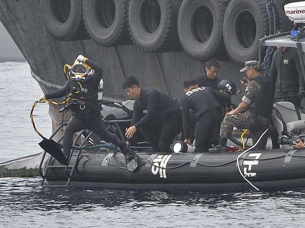 ▲ 1함대 구조작전대 SSU 대원들이 표면공급잠수기법(SSDS)으로 수중 익수자를 구출하고 있다.ⓒ해군