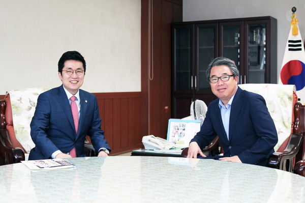 ▲ 새누리당 김상민 의원이 김기서 수원시 교육장과의 면담을 하고 있다.ⓒ김상민 의원실