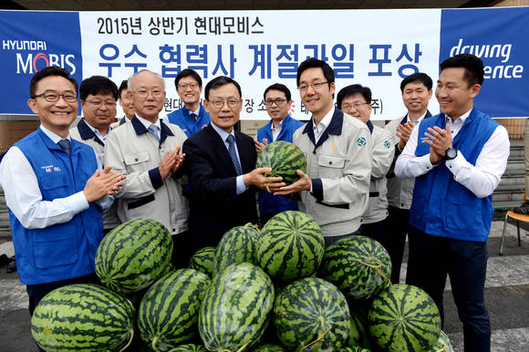 ▲ 현대모비스가 우수협력사를 방문해 감사의 마음을 담은 계절과일을 전달하고 있다. ⓒ현대모비스