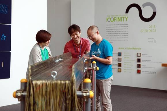 ▲ '인피너티 2015'에서 직원들이 헤라크론을 활용해 만든 김현준 유화수 작가의 작품을 관람하고 있다. ⓒ코오롱