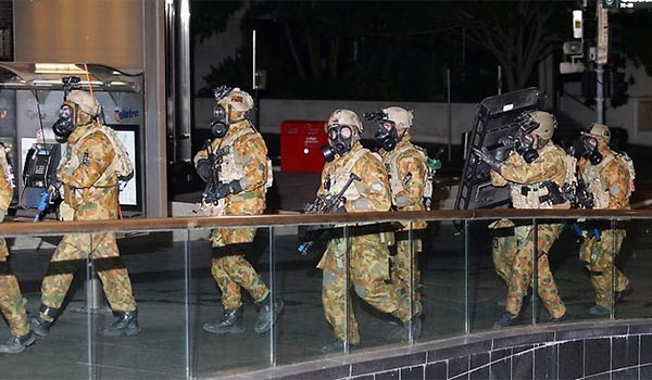 ▲ 호주 대테러 부대 SASR이 야간 훈련을 하는 모습. 헬멧 위에 달린 것이 야시경이다. ⓒ호주 뉴스닷컴 보도화면 캡쳐