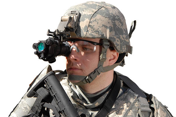 ▲ 북한 태생 김성일 씨가 중국으로 밀반출하려 했던 야시경 AN/PVS-14. 헬멧은 물론 총에도 장착할 수 있다. ⓒ플릭커 공개사진 캡쳐