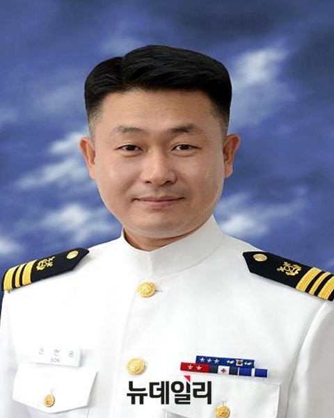 ▲ 세계3대 인명사전으로 꼽히는 마르퀴즈 후즈 후 인명사전에 등재되는 해군 제2함대사령부 손현승 소령. ⓒ해군