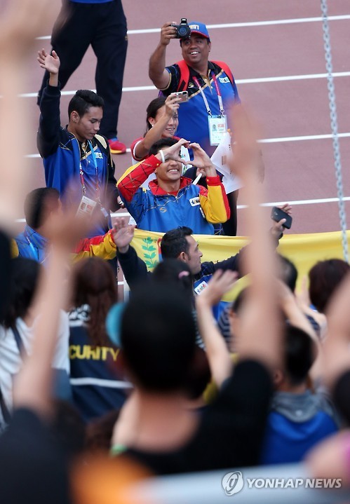▲ 14일 오후 광주 유니버시아드 주경기장에서 열린 '2015 광주하계유니버시아드' 폐회식에서 각국 선수들이 입장하며 시민들과 인사를 하고 있다. ⓒ연합뉴스 DB