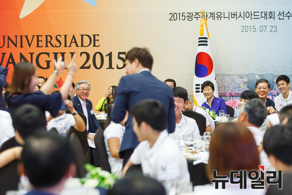 ▲ 박근혜 대통령이 23일 광주 하계유니버시아드대회 선수단 및 관계자를 청와대로 초청해 오찬을 함께 하고 있다. ⓒ청와대 제공