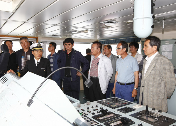 ▲ 한국원자력환경공단이 지역민을 초청 방폐물 운반선박 승선체험 행사를 가졌다. ⓒ한국원자력환경공단 제공