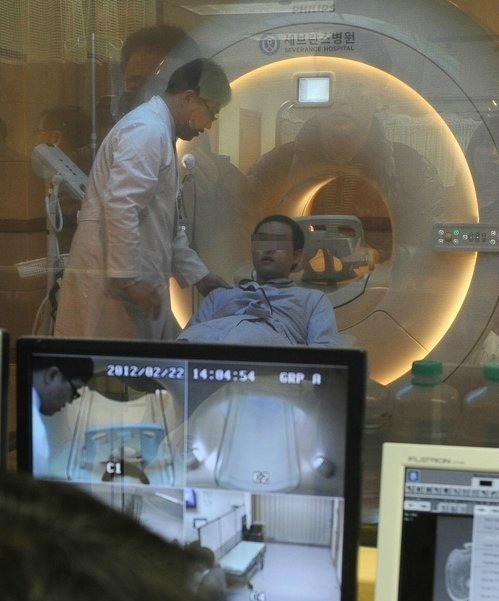 ▲ 2012년 2월22일, 서울 연세대 세브란스 병원에서 진행된 박주신씨 MRI 촬영 모습. ⓒ 사진 연합뉴스
