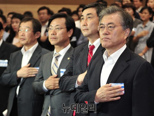 ▲ 새정치민주연합 문재인 대표가 20일 의원회관 대회의실에서 열린 중앙위원회의에 앞서 국기에 대한 경례를 하고 있다. ⓒ뉴데일리 이종현 기자