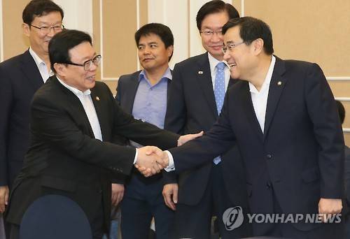 ▲ 새누리당 김정훈 정책위의장(오른쪽)과 이동필 농림축산식품부 장관(왼쪽), 김영석 해양수산부 차관(오른쪽 두 번째)이 23일 국회 귀빈식당에서 열린 농어업정책자금 금리인하 대책 당정협의에서 인사하고 있다. ⓒ 연합뉴스