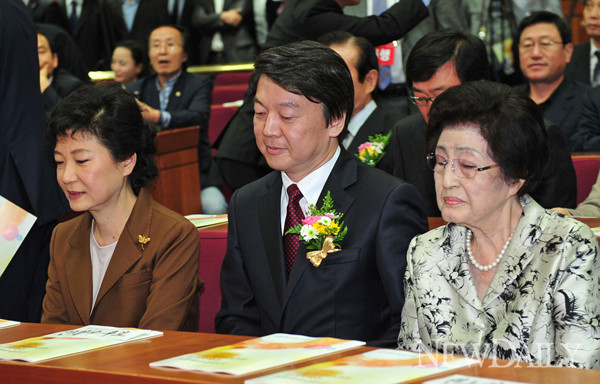 ▲ 김대중 前대통령 관련 세미나에 참석한 이희호 씨(오른쪽). ⓒ뉴데일리 DB