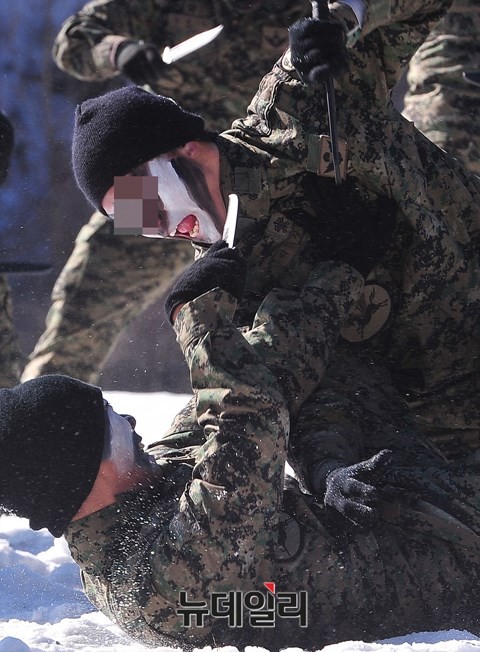 ▲ 국방부는 군수품 상용화 역점 사업으로 국방 예산 1,053억 원이 절감됐다고 발표했다. 사진은 동계작전모(비니)을 착용하고 훈련에 임하는 특전사의 모습. ⓒ뉴데일리DB