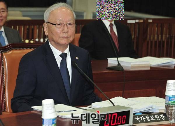 ▲ 지난 14일 국회 정보위에 출석했던 이병호 국정원장. 그의 앞에 놓인 서류 가운데 해킹팀의 RCS로 감시하던 사람들의 명단도 있었다고 한다. ⓒ뉴데일리 DB