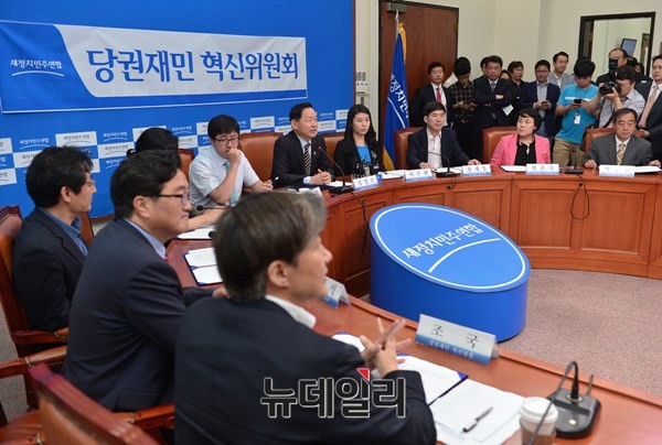 ▲ 새정치민주연합 혁신위원회(위원장 김상곤)의 전체회의 전경. 혁신위는 24일 새누리당 김무성 대표최고위원이 제안한 오픈프라이머리에 대한 반대 입장을 밝히며, 현역 의원의 퇴출 제도가 필요하다고 역설했다. ⓒ뉴데일리 이종현 기자