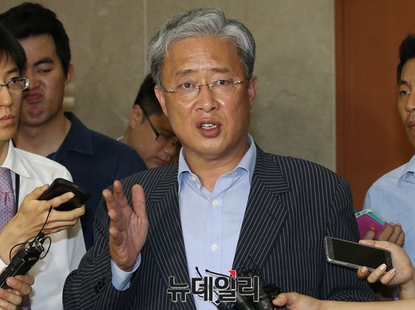 ▲ 새정치민주연합 유성엽 전북도당위원장이 21일 자체적인 공천 혁신안을 발표한 뒤 취재진의 질문에 답하고 있다. 유성엽 위원장은 당시 공심위에 의한 컷오프를 전면 철폐해야 한다고 주장했다. ⓒ뉴데일리 이종현 기자