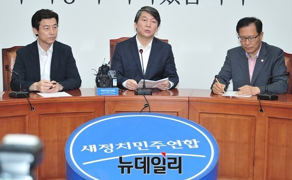 ▲ 새누리당 원내지도부가 새정치민주연합 안철수 의원(가운데)을 정조준했다. 안철수 의원이 소관 상임위인 정보위에는 들어가지 않으면서도 자료제출을 요청하는 태도는 다분히 정치쇼라는 지적이 나온다. ⓒ뉴데일리 이종현 기자