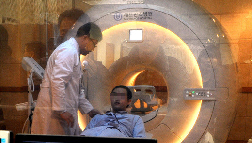 2012년 2월22일, 서울 연세대 세브란스병원에서 진행된 MRI 촬영 장면. ⓒ 서울시 제공