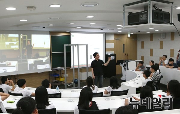 ▲ DGIST 융복합대학 기초학부 박기성 교수가 포항교육지원청 소속 영재학생들을 대상으로 물리학 실험 특강을 진행하고 있다ⓒDGIST  제공