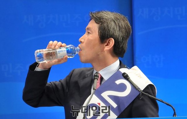 ▲ 586 그룹의 리더로 알려진 새정치민주연합 이인영 의원이 올해 2월 8일 전당대회장에서 연설에 앞서 물을 마시고 있다. ⓒ뉴데일리 이종현 기자