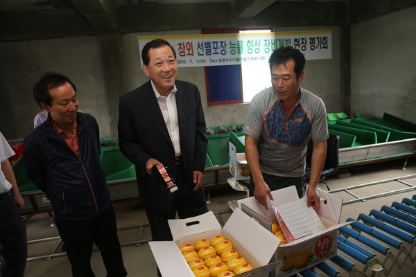 ▲ 김항곤 군수가 참외 선별포장 작업장을 찾아 농업인들과 대화를 나누고 있다.ⓒ성주군 제공