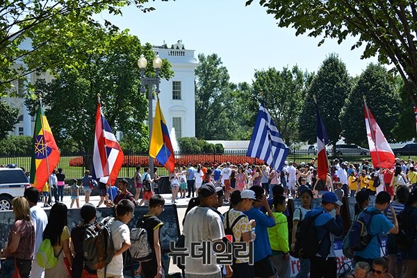 ▲ 월드피스자유연합은 지난 24일 미국 워싱턴 백악관 앞에서 '생명의 항해 6.25전쟁 사진전'을 개최했다. 전시가 열린 24일 하루에만 20만 명의 관람객이 방문해 성황을 이뤘다. ⓒ월드피스자유연합