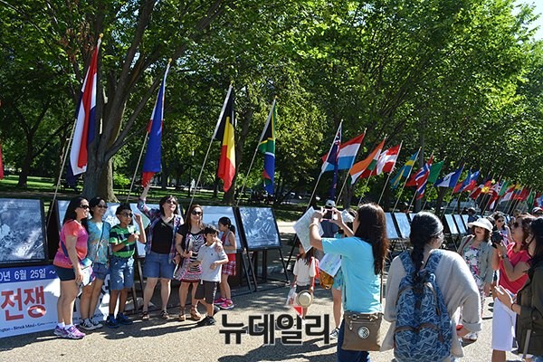 ▲ 월드피스자유연합은 지난 24일 미국 워싱턴 백악관 앞에서 '생명의 항해 6.25전쟁 사진전'을 개최했다. ⓒ월드피스자유연합