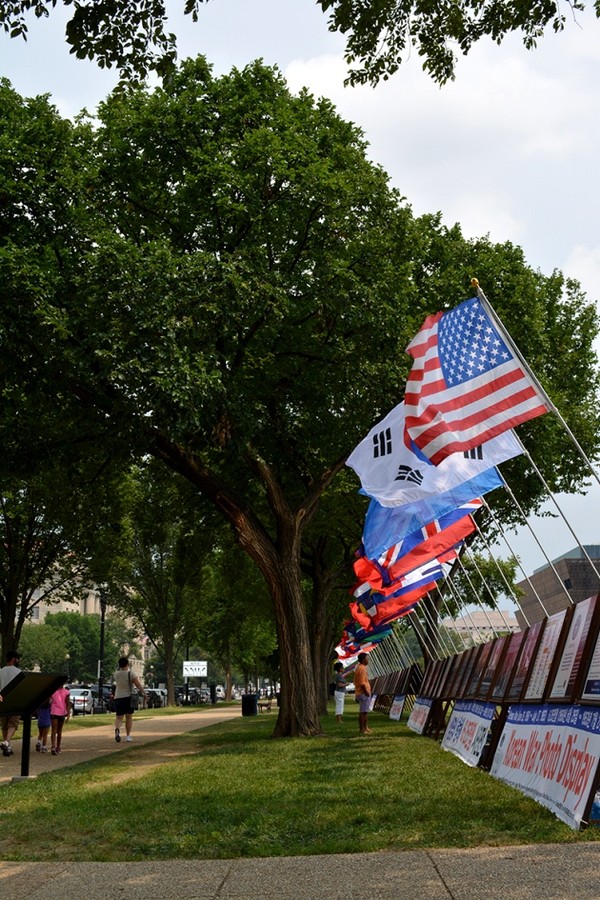 ▲ 월드피스자유연합은 지난 24일 미국 워싱턴 백악관 앞에서 '생명의 항해 6.25전쟁 사진전'을 개최했다. ⓒ월드피스자유연합