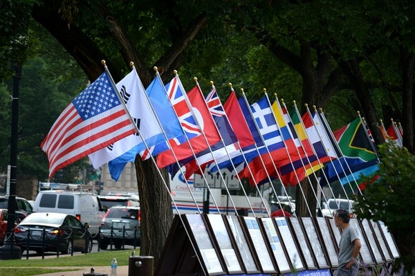 ▲ 월드피스자유연합은 지난 24일 미국 워싱턴 백악관 앞에서 '생명의 항해 6.25전쟁 사진전'을 개최했다. ⓒ월드피스자유연합