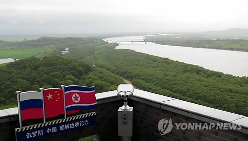 ▲ 북한 두만강 하구, 북한 중국 러시아 접경지를 알리는 깃발이 세워져 있다.(연합뉴스)