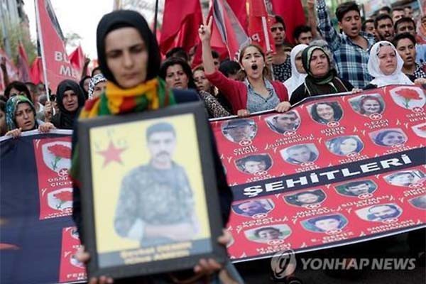 ▲ 지난 20일(현지시간) 터키 수루치 지역에서 ISIS의 자살폭탄테러로 31명이 사망했다. 이후 ISIS에 대한 응징을 요구하는 시위가 전국 곳곳에서 일어나고 있다. ⓒ연합뉴스. 무단전재 및 재배포 금지.