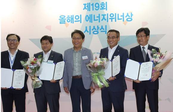 ▲ 대성쎌틱 우재선 영업총괄본부장(왼쪽 2번째) 등 '올해의 에너지 위너상' 수상자들이 기념촬영을 하고 있다. ⓒ대성쎌틱