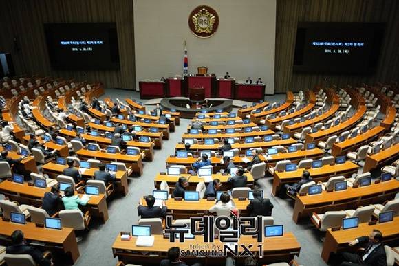 ▲ 국회가 24일 본회의를 열고 메르스·가뭄 등으로 인한 경제살리기용 추가경정예산안을 처리했다. ⓒ 뉴데일리 이종현 기자