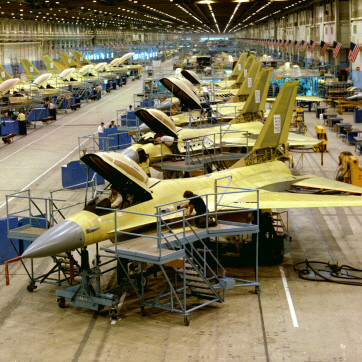 ▲ 1990년대 F-16 조립라인.ⓒ록히드마틴