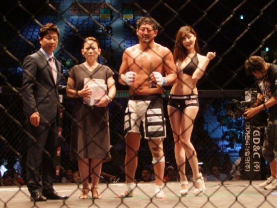 ▲ 윤동식이 승리후 포즈를 취했다ⓒ일본=이슈데일리제공