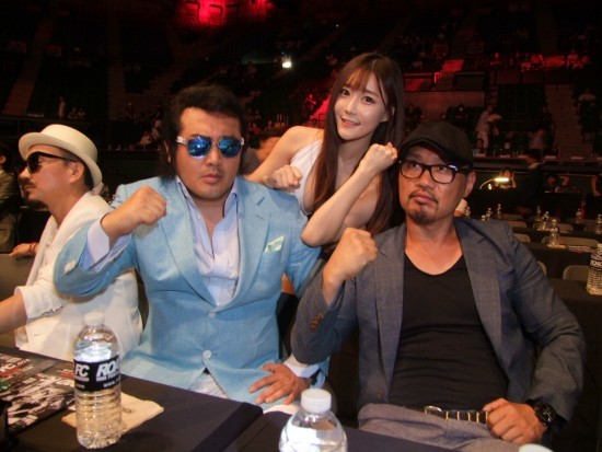 ▲ 김보성, 박호준 헤어디지어너, 로드걸 최슬기ⓒ일본=이슈데일리 제공.