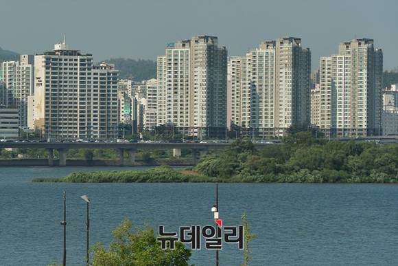 ▲ 서울 아파트 매매가는 비수기인 7월 넷째 주에도 상승세를 이어갔다. 사진은 한강에 자리잡은 아파트 모습.ⓒ뉴데일리