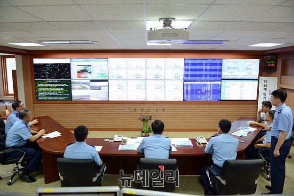 ▲ 공군 기상단 내 예보실에서 예보관들이 종합 기상예보를 생산하기 위해 관측 자료를 바탕으로 예보토의를 진행하고 있는 모습. ⓒ공군