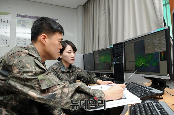 ▲ 공군 기상단 기상레이더 담당자들이 관측된 자료를 통해 작전지역 강우량을 분석하고 있는 모습. ⓒ공군